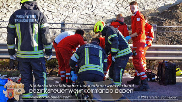 20191104 Pkw prallt auf der A2 in Absicherungs Lkw der ASFiNAG bei Traiskirchen  Foto: © Stefan Schneider BFK Baden