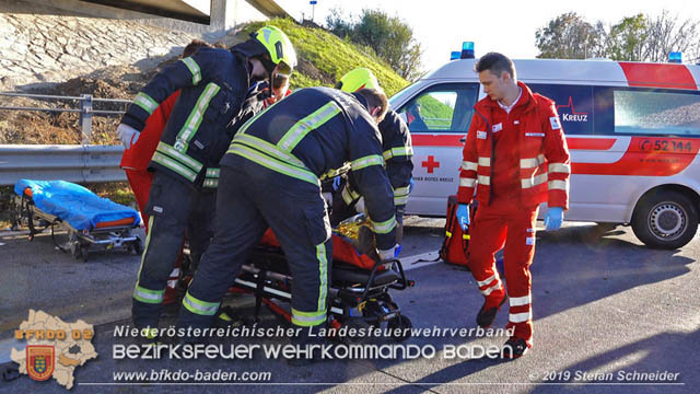 20191104 Pkw prallt auf der A2 in Absicherungs Lkw der ASFiNAG bei Traiskirchen  Foto: © Stefan Schneider BFK Baden