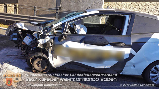 20191104 Pkw prallt auf der A2 in Absicherungs Lkw der ASFiNAG bei Traiskirchen  Foto: © Stefan Schneider BFK Baden