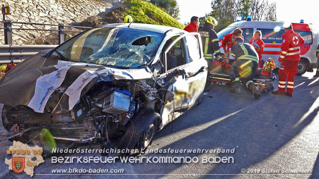 20191104 Pkw prallt auf der A2 in Absicherungs Lkw der ASFiNAG bei Traiskirchen  Foto: © Stefan Schneider BFK Baden