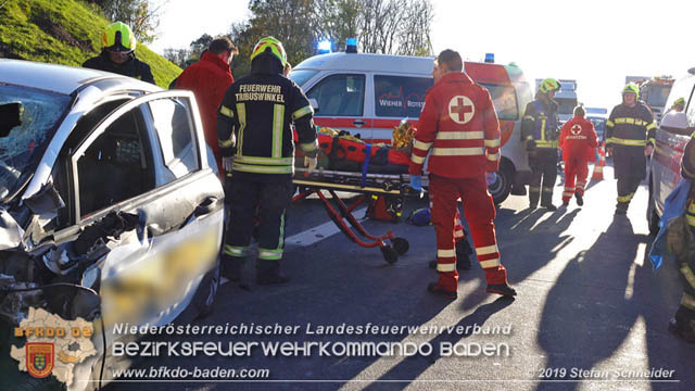 20191104 Pkw prallt auf der A2 in Absicherungs Lkw der ASFiNAG bei Traiskirchen  Foto: © Stefan Schneider BFK Baden