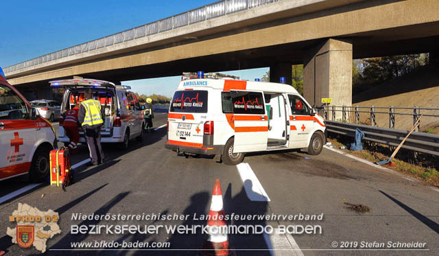 20191104 Pkw prallt auf der A2 in Absicherungs Lkw der ASFiNAG bei Traiskirchen  Foto: © Stefan Schneider BFK Baden