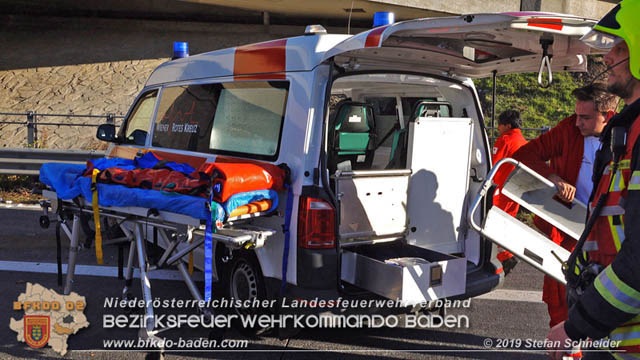 20191104 Pkw prallt auf der A2 in Absicherungs Lkw der ASFiNAG bei Traiskirchen  Foto: © Stefan Schneider BFK Baden