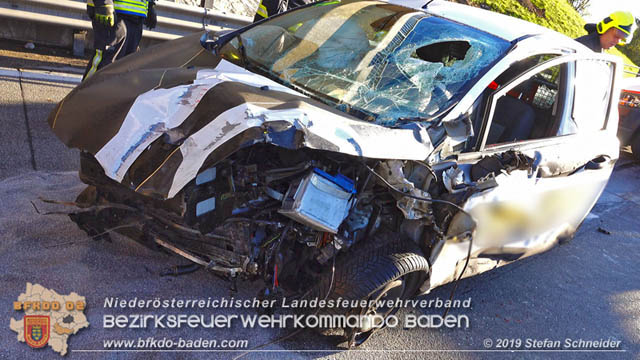 20191104 Pkw prallt auf der A2 in Absicherungs Lkw der ASFiNAG bei Traiskirchen  Foto: © Stefan Schneider BFK Baden