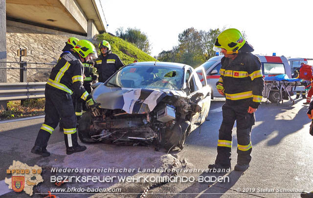 20191104 Pkw prallt auf der A2 in Absicherungs Lkw der ASFiNAG bei Traiskirchen  Foto: © Stefan Schneider BFK Baden