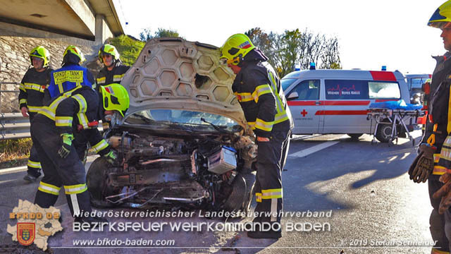 20191104 Pkw prallt auf der A2 in Absicherungs Lkw der ASFiNAG bei Traiskirchen  Foto: © Stefan Schneider BFK Baden