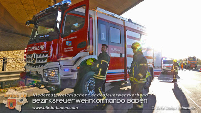 20191104 Pkw prallt auf der A2 in Absicherungs Lkw der ASFiNAG bei Traiskirchen  Foto: © Stefan Schneider BFK Baden