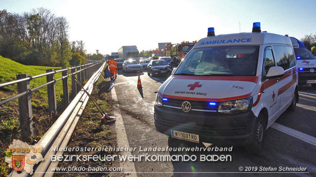 20191104 Pkw prallt auf der A2 in Absicherungs Lkw der ASFiNAG bei Traiskirchen  Foto: © Stefan Schneider BFK Baden