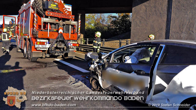 20191104 Pkw prallt auf der A2 in Absicherungs Lkw der ASFiNAG bei Traiskirchen  Foto: © Stefan Schneider BFK Baden