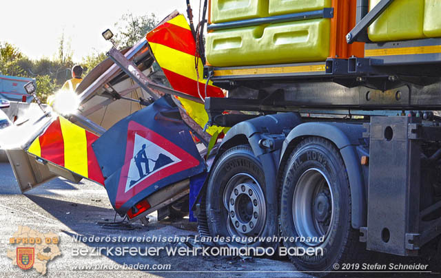 20191104 Pkw prallt auf der A2 in Absicherungs Lkw der ASFiNAG bei Traiskirchen  Foto: © Stefan Schneider BFK Baden