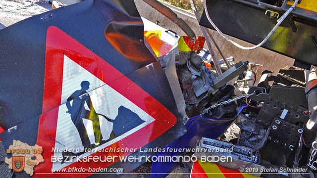 20191104 Pkw prallt auf der A2 in Absicherungs Lkw der ASFiNAG bei Traiskirchen  Foto: © Stefan Schneider BFK Baden