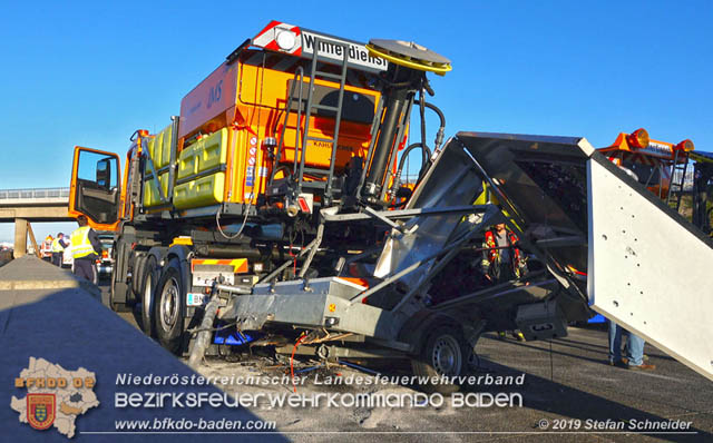 20191104 Pkw prallt auf der A2 in Absicherungs Lkw der ASFiNAG bei Traiskirchen  Foto: © Stefan Schneider BFK Baden