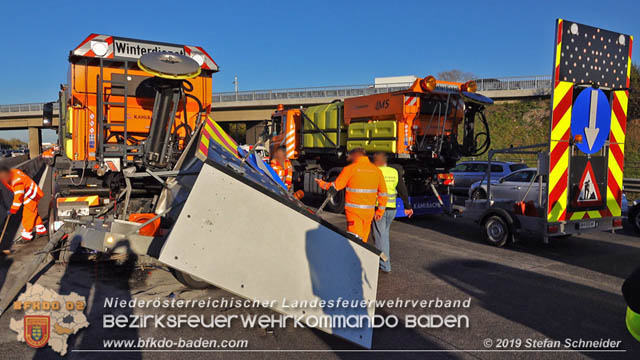 20191104 Pkw prallt auf der A2 in Absicherungs Lkw der ASFiNAG bei Traiskirchen  Foto: © Stefan Schneider BFK Baden