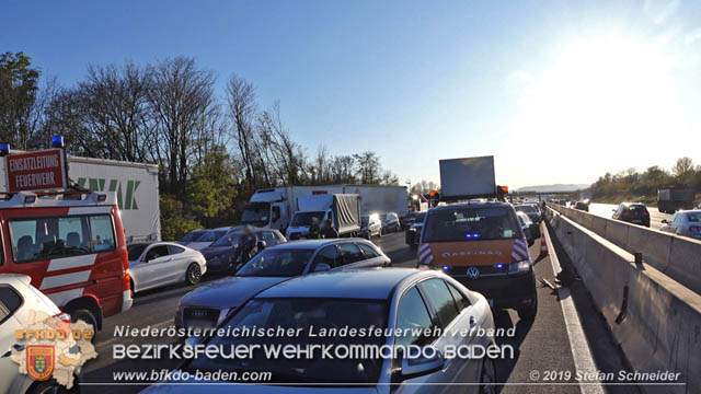 20191104 Pkw prallt auf der A2 in Absicherungs Lkw der ASFiNAG bei Traiskirchen  Foto: © Stefan Schneider BFK Baden