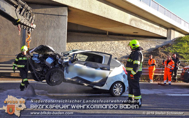 20191104 Pkw prallt auf der A2 in Absicherungs Lkw der ASFiNAG bei Traiskirchen  Foto: © Stefan Schneider BFK Baden