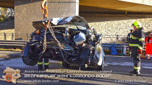 20191104 Pkw prallt auf der A2 in Absicherungs Lkw der ASFiNAG bei Traiskirchen  Foto: © Stefan Schneider BFK Baden