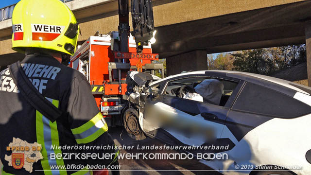 20191104 Pkw prallt auf der A2 in Absicherungs Lkw der ASFiNAG bei Traiskirchen  Foto: © Stefan Schneider BFK Baden