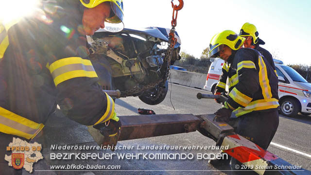 20191104 Pkw prallt auf der A2 in Absicherungs Lkw der ASFiNAG bei Traiskirchen  Foto: © Stefan Schneider BFK Baden