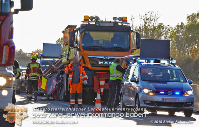 20191104 Pkw prallt auf der A2 in Absicherungs Lkw der ASFiNAG bei Traiskirchen  Foto: © Stefan Schneider BFK Baden
