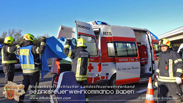 20191104 Pkw prallt auf der A2 in Absicherungs Lkw der ASFiNAG bei Traiskirchen  Foto: © Stefan Schneider BFK Baden