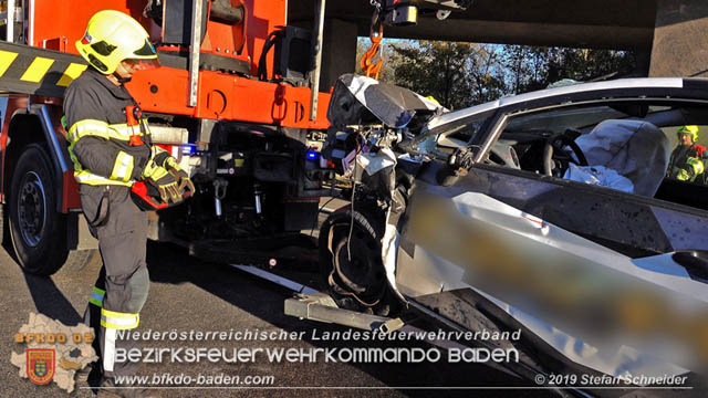 20191104 Pkw prallt auf der A2 in Absicherungs Lkw der ASFiNAG bei Traiskirchen  Foto: © Stefan Schneider BFK Baden
