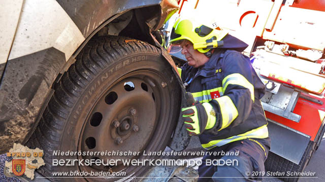 20191104 Pkw prallt auf der A2 in Absicherungs Lkw der ASFiNAG bei Traiskirchen  Foto: © Stefan Schneider BFK Baden