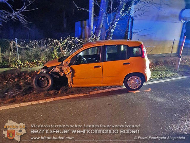 Verkehrsunfall in den Abendstunden auf der LB210 im Helenental  Foto: © Michael Baumgartner FF Siegenfeld 