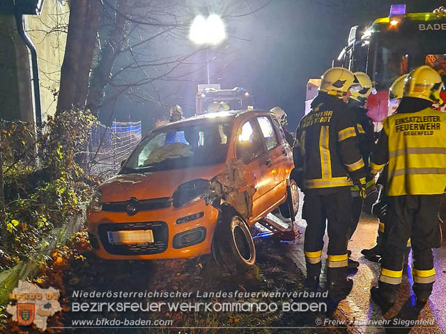 Verkehrsunfall in den Abendstunden auf der LB210 im Helenental Foto: © Michael Baumgartner FF Siegenfeld Verkehrsunfall in den Abendstunden auf der LB210 im Helenental Foto: © Michael Baumgartner FF Siegenfeld