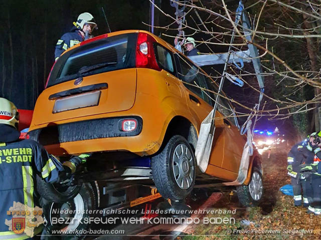 Verkehrsunfall in den Abendstunden auf der LB210 im Helenental Foto: © Michael Baumgartner FF Siegenfeld Verkehrsunfall in den Abendstunden auf der LB210 im Helenental Foto: © Michael Baumgartner FF Siegenfeld