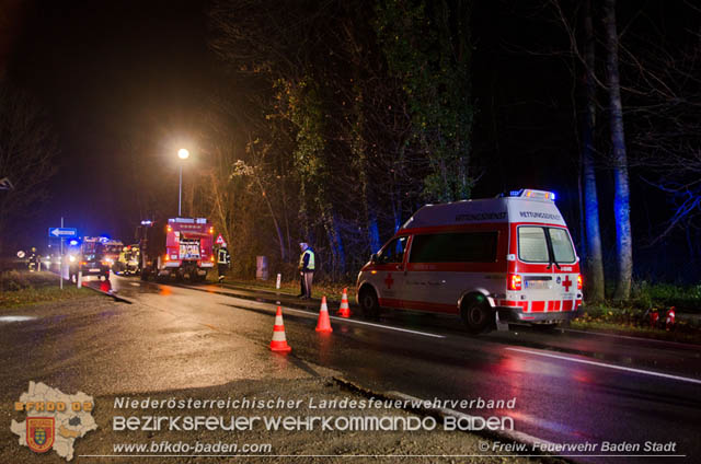 Verkehrsunfall in den Abendstunden auf der LB210 im Helenental Foto: © Stefan Schneider FF Baden-Stadt Verkehrsunfall in den Abendstunden auf der LB210 im Helenental Foto: © Stefan Schneider FF Baden-Stadt
