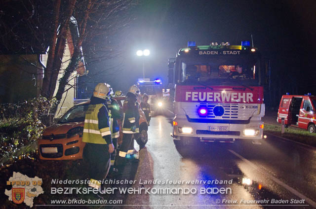 Verkehrsunfall in den Abendstunden auf der LB210 im Helenental Foto: © Stefan Schneider FF Baden-Stadt Verkehrsunfall in den Abendstunden auf der LB210 im Helenental Foto: © Stefan Schneider FF Baden-Stadt