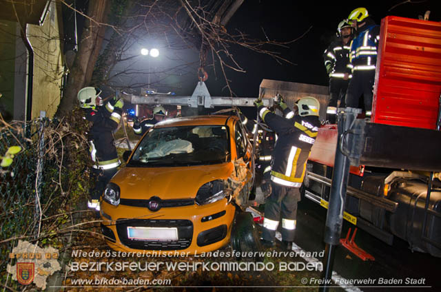 Verkehrsunfall in den Abendstunden auf der LB210 im Helenental Foto: © Stefan Schneider FF Baden-Stadt Verkehrsunfall in den Abendstunden auf der LB210 im Helenental Foto: © Stefan Schneider FF Baden-Stadt