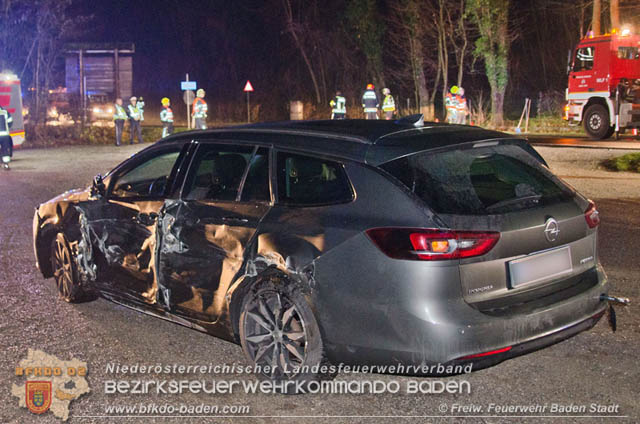 Verkehrsunfall in den Abendstunden auf der LB210 im Helenental Foto: © Stefan Schneider FF Baden-Stadt Verkehrsunfall in den Abendstunden auf der LB210 im Helenental Foto: © Stefan Schneider FF Baden-Stadt