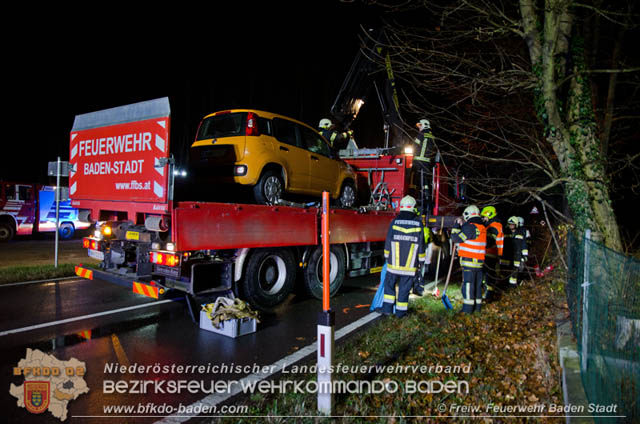 Verkehrsunfall in den Abendstunden auf der LB210 im Helenental Foto: © Stefan Schneider FF Baden-Stadt Verkehrsunfall in den Abendstunden auf der LB210 im Helenental Foto: © Stefan Schneider FF Baden-Stadt