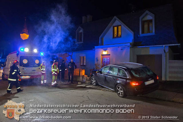 20191201 Pkw Lenker prallt im Tribuswinkler Ortsgebiet frontal gegen eine Gartenzaunmauer Foto: © Stefan Schneider 20191201 Pkw Lenker prallt im Tribuswinkler Ortsgebiet frontal gegen eine Gartenzaunmauer Foto: © Stefan Schneider