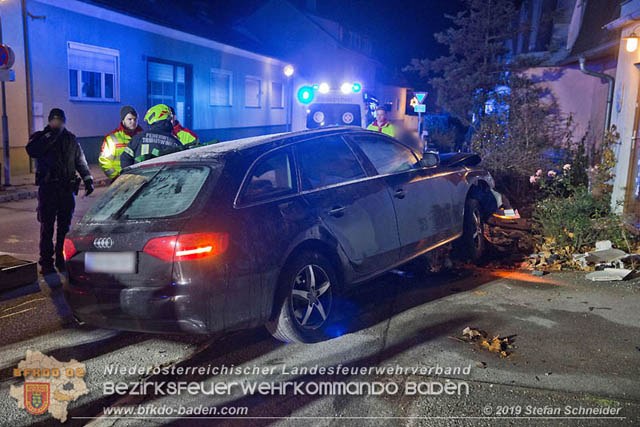 20191201 Pkw Lenker prallt im Tribuswinkler Ortsgebiet frontal gegen eine Gartenzaunmauer Foto: © Stefan Schneider 20191201 Pkw Lenker prallt im Tribuswinkler Ortsgebiet frontal gegen eine Gartenzaunmauer Foto: © Stefan Schneider