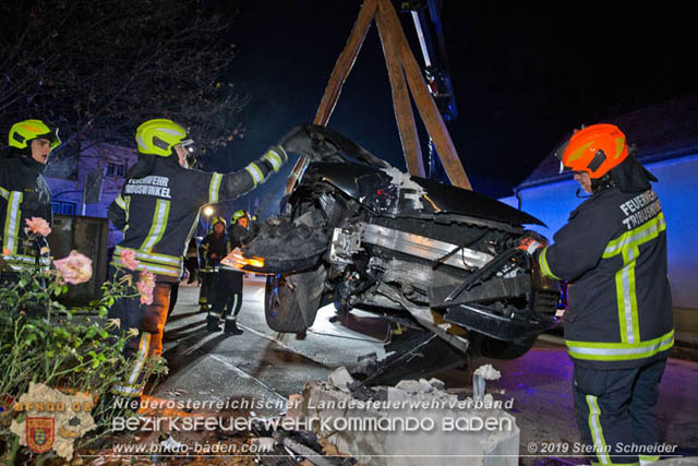 20191201 Pkw Lenker prallt im Tribuswinkler Ortsgebiet frontal gegen eine Gartenzaunmauer Foto: © Stefan Schneider 20191201 Pkw Lenker prallt im Tribuswinkler Ortsgebiet frontal gegen eine Gartenzaunmauer Foto: © Stefan Schneider