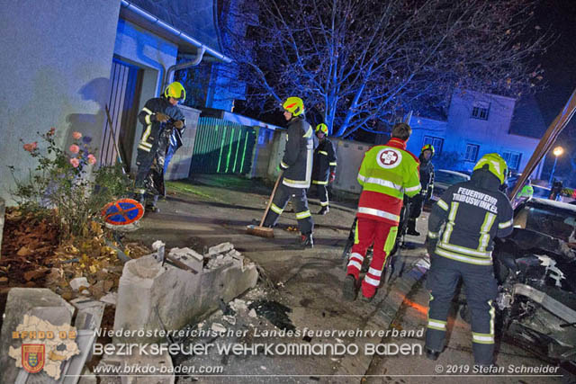 20191201 Pkw Lenker prallt im Tribuswinkler Ortsgebiet frontal gegen eine Gartenzaunmauer Foto: © Stefan Schneider 20191201 Pkw Lenker prallt im Tribuswinkler Ortsgebiet frontal gegen eine Gartenzaunmauer Foto: © Stefan Schneider