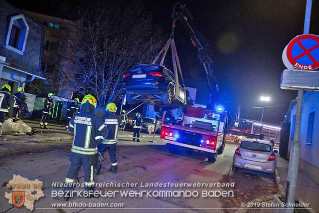 20191201 Pkw Lenker prallt im Tribuswinkler Ortsgebiet frontal gegen eine Gartenzaunmauer Foto: © Stefan Schneider 20191201 Pkw Lenker prallt im Tribuswinkler Ortsgebiet frontal gegen eine Gartenzaunmauer Foto: © Stefan Schneider