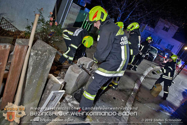 20191201 Pkw Lenker prallt im Tribuswinkler Ortsgebiet frontal gegen eine Gartenzaunmauer Foto: © Stefan Schneider 20191201 Pkw Lenker prallt im Tribuswinkler Ortsgebiet frontal gegen eine Gartenzaunmauer Foto: © Stefan Schneider