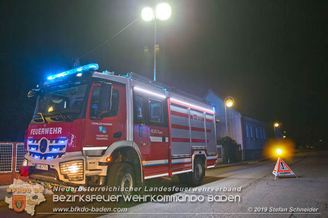 20191201 Pkw Lenker prallt im Tribuswinkler Ortsgebiet frontal gegen eine Gartenzaunmauer Foto: © Stefan Schneider 20191201 Pkw Lenker prallt im Tribuswinkler Ortsgebiet frontal gegen eine Gartenzaunmauer Foto: © Stefan Schneider