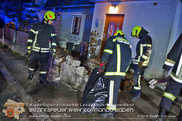 20191201 Pkw Lenker prallt im Tribuswinkler Ortsgebiet frontal gegen eine Gartenzaunmauer Foto: © Stefan Schneider 20191201 Pkw Lenker prallt im Tribuswinkler Ortsgebiet frontal gegen eine Gartenzaunmauer Foto: © Stefan Schneider