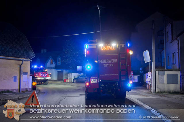 20191201 Pkw Lenker prallt im Tribuswinkler Ortsgebiet frontal gegen eine Gartenzaunmauer Foto: © Stefan Schneider 20191201 Pkw Lenker prallt im Tribuswinkler Ortsgebiet frontal gegen eine Gartenzaunmauer Foto: © Stefan Schneider