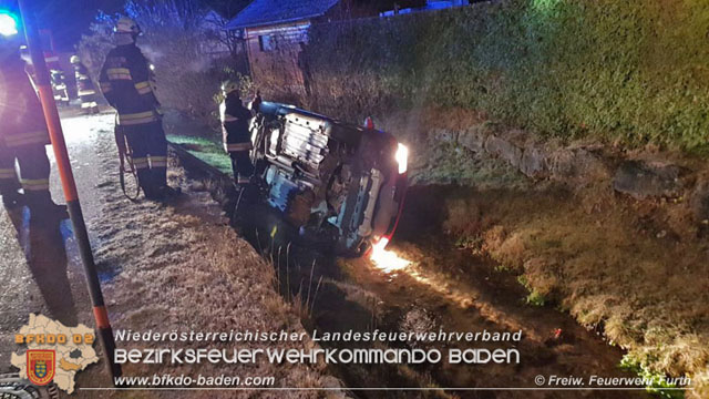 20191208 PKW Lenkerin stürzt mit Fahrzeug in Maierhof ins Bachbett  Foto: © Freiwillige Feuerwehr Furth/Triesting