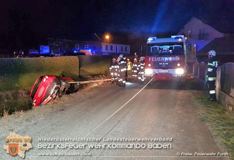 20191208 PKW Lenkerin stürzt mit Fahrzeug in Maierhof ins Bachbett Foto: © Freiwillige Feuerwehr Furth/Triesting 20191208 PKW Lenkerin stürzt mit Fahrzeug in Maierhof ins Bachbett Foto: © Freiwillige Feuerwehr Furth/Triesting