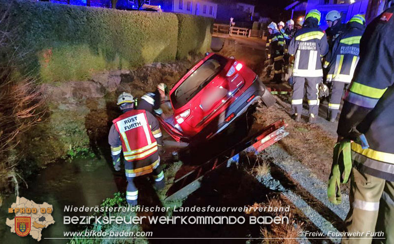 20191208 PKW Lenkerin stürzt mit Fahrzeug in Maierhof ins Bachbett Foto: © Freiwillige Feuerwehr Furth/Triesting 20191208 PKW Lenkerin stürzt mit Fahrzeug in Maierhof ins Bachbett Foto: © Freiwillige Feuerwehr Furth/Triesting