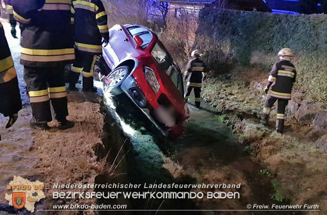 20191208 PKW Lenkerin stürzt mit Fahrzeug in Maierhof ins Bachbett Foto: © Freiwillige Feuerwehr Furth/Triesting 20191208 PKW Lenkerin stürzt mit Fahrzeug in Maierhof ins Bachbett Foto: © Freiwillige Feuerwehr Furth/Triesting