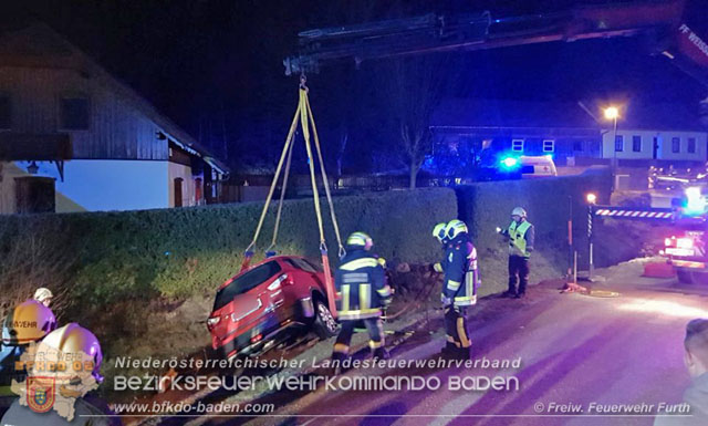 20191208 PKW Lenkerin stürzt mit Fahrzeug in Maierhof ins Bachbett Foto: © Freiwillige Feuerwehr Furth/Triesting 20191208 PKW Lenkerin stürzt mit Fahrzeug in Maierhof ins Bachbett Foto: © Freiwillige Feuerwehr Furth/Triesting