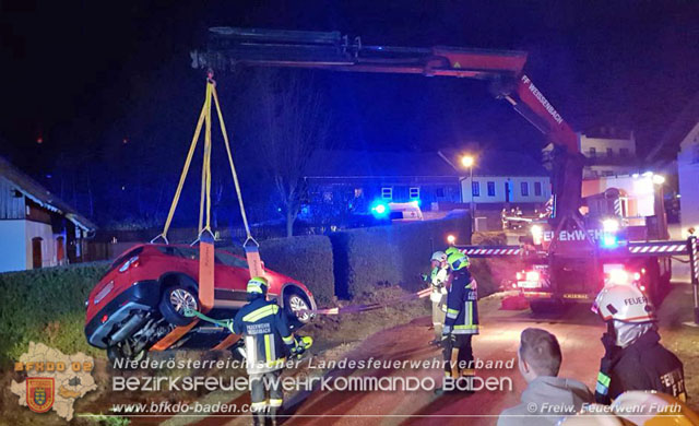 20191208 PKW Lenkerin stürzt mit Fahrzeug in Maierhof ins Bachbett Foto: © Freiwillige Feuerwehr Furth/Triesting 20191208 PKW Lenkerin stürzt mit Fahrzeug in Maierhof ins Bachbett Foto: © Freiwillige Feuerwehr Furth/Triesting