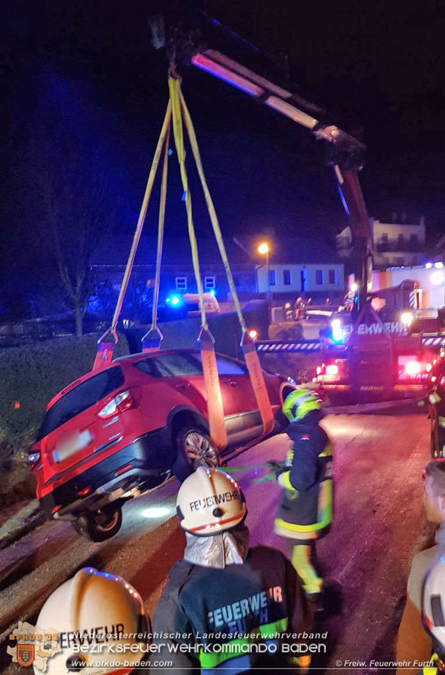 20191208 PKW Lenkerin stürzt mit Fahrzeug in Maierhof ins Bachbett Foto: © Freiwillige Feuerwehr Furth/Triesting 20191208 PKW Lenkerin stürzt mit Fahrzeug in Maierhof ins Bachbett Foto: © Freiwillige Feuerwehr Furth/Triesting